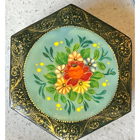 Signed Hand Painted Russian Palekh Brooch & Hexagonal Lacquer Box Gift Floral - Picture 8 of 8